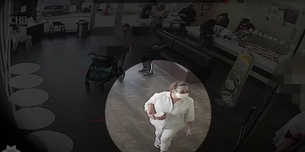 Policejní videozáznam incidentu, žena si sundala roušku a schválně zakašlala na miminko (25. 6. 2020.