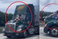 Muž visel za jízdy na kapotě kamionu! Řidič se ho kličkováním snažil setřást