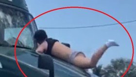 Šokující video: Muž jel na dálnici na kapotě kamionu 9 kilometrů!