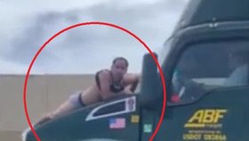 Šokující video: Muž jel na dálnici na kapotě kamionu 9 kilometrů!