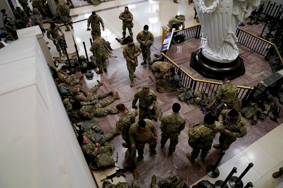 Vojáci Národní gardy před a v Kapitolu před jednáním o impeachmentu (13.01.2021)