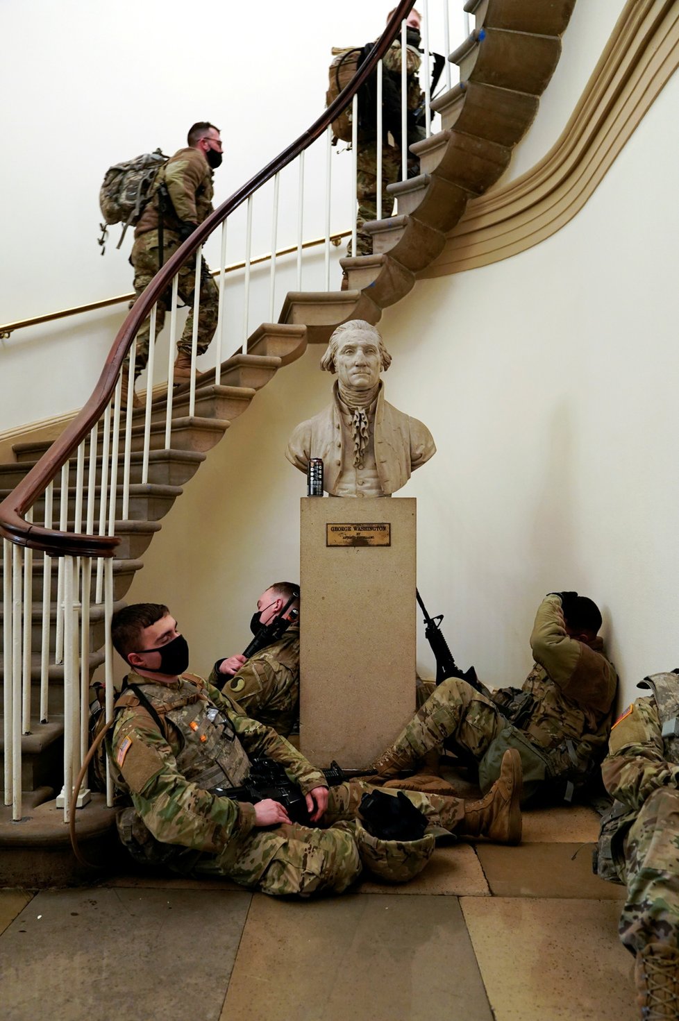Vojáci Národní gardy před a v Kapitolu před jednáním o impeachmentu (13. 01. 2021)
