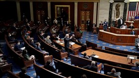 Jednání amerického Senátu o potvrzení výsledků prezidentských voleb, které narušili Trumpovo příznivci (7.1.2021)