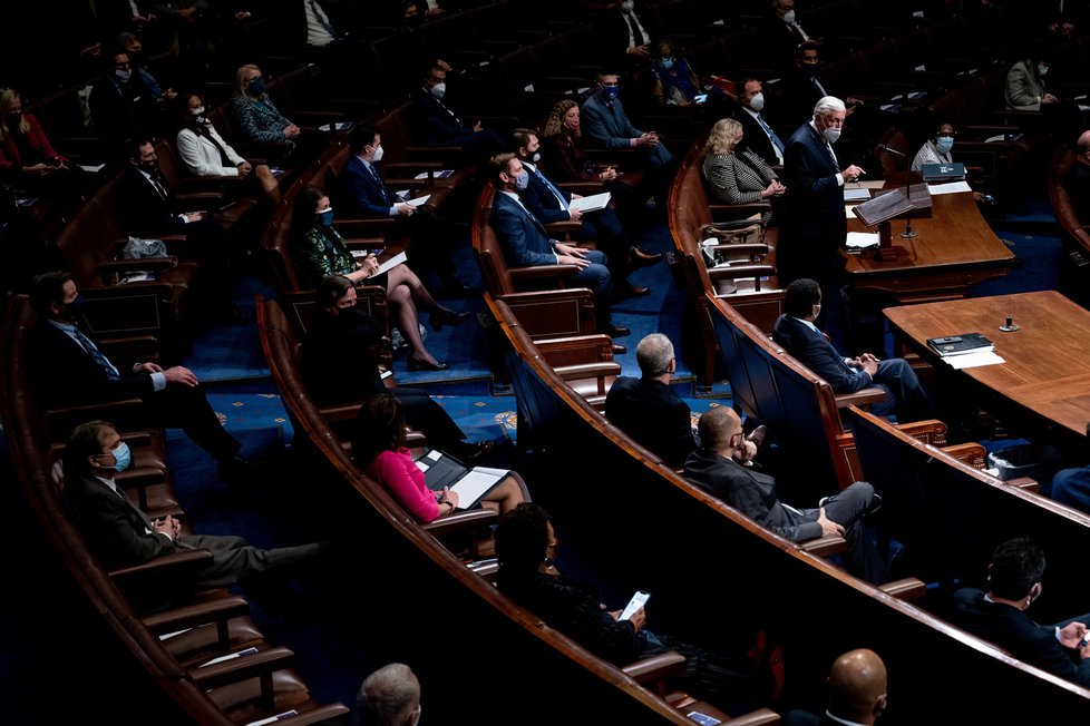 Jednání amerického Senátu o potvrzení výsledků prezidentských voleb, které narušili Trumpovo příznivci (7.1.2021).