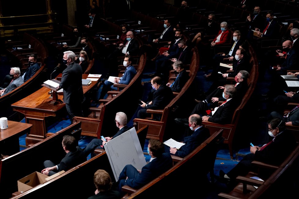 Jednání amerického Senátu o potvrzení výsledků prezidentských voleb, které narušili Trumpovo příznivci (7.1.2021).