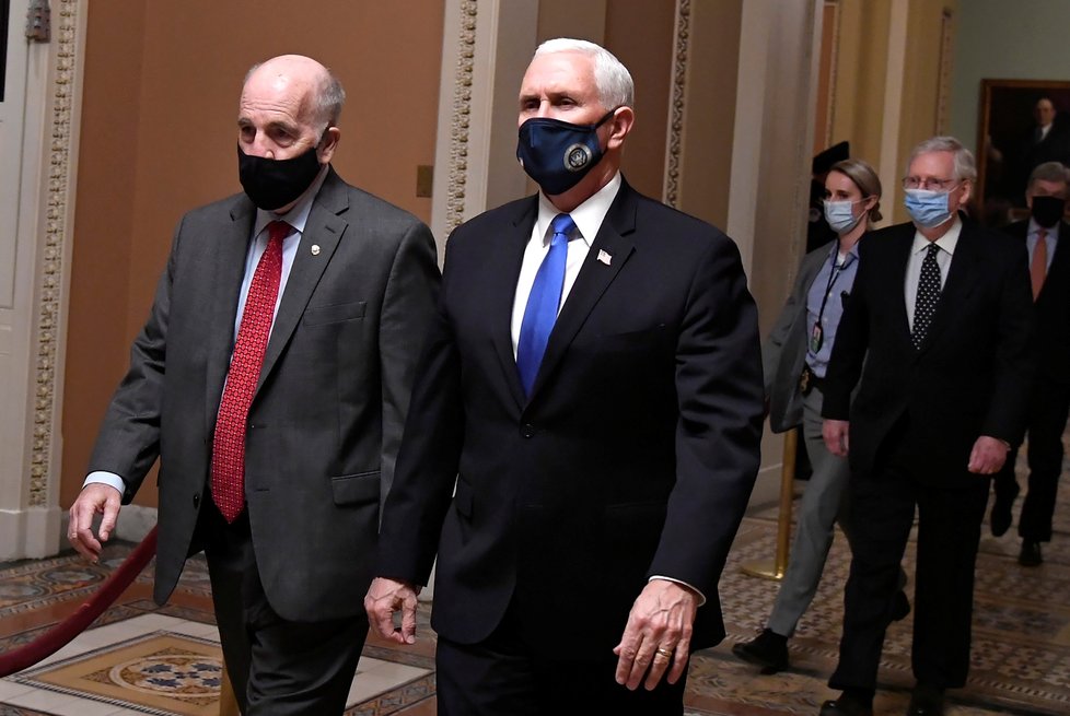 Jednání amerického Senátu o potvrzení výsledků prezidentských voleb, které narušili Trumpovo příznivci (7.1.2021) Jednání amerického Senátu o potvrzení výsledků prezidentských voleb, které narušili Trumpovo příznivci (7.1.2021)