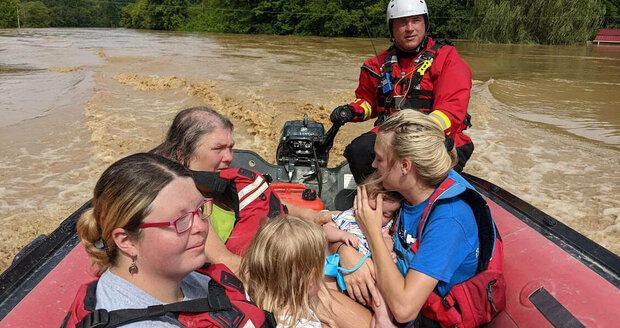 Smrtící záplavy v Kentucky: Rodina přišla o čtyři děti, obětí bude přibývat