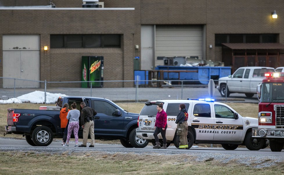 Mladík včera ve škole v Kentucky zastřelil dva spolužáky, dalších 17 zranil.