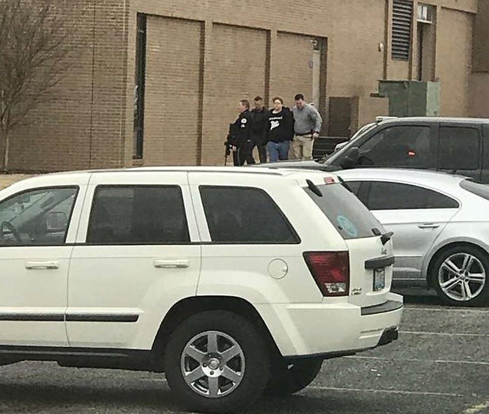 Policisté zadrželi náctiletého střelce přímo ve škole.
