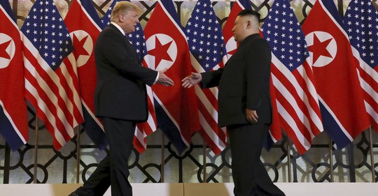 Donald Trump a Kim Čong-un na únorovém summitu - ilustrační snímek