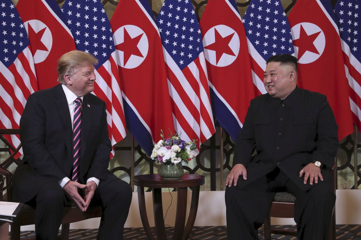Druhý summit Kima a Trumpa v Hanoji začal podáním ruky, (27.02.2019).