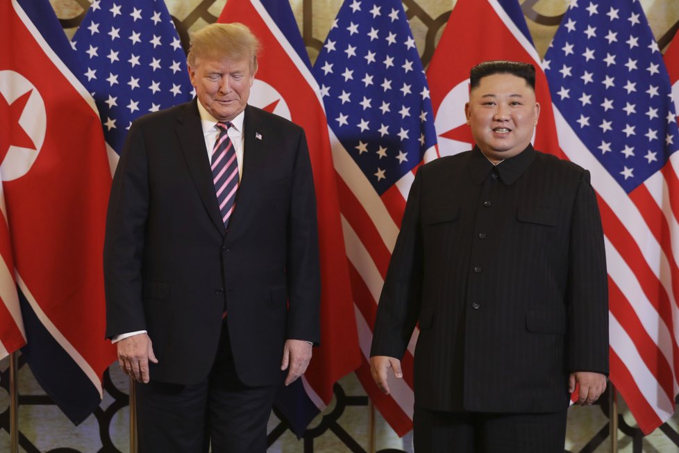 Druhý summit Kima a Trumpa v Hanoji začal podáním ruky, (27.02.2019).