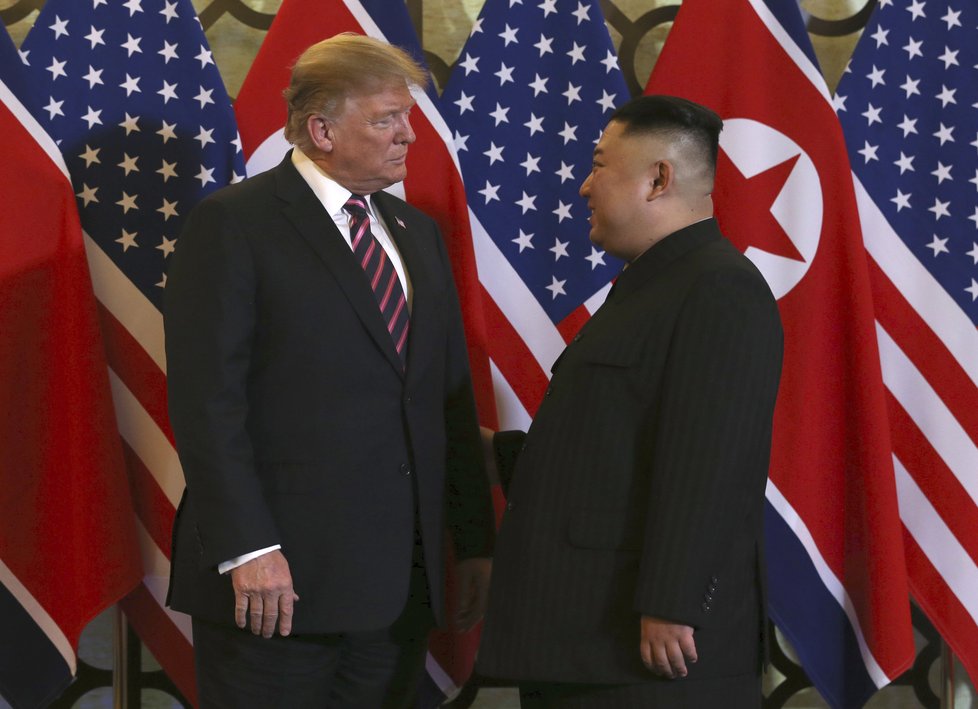 Americký prezident Donald Trump a severokorejský vůdce Kim Čong-un na jednání v Hanoji (27.02.2019).