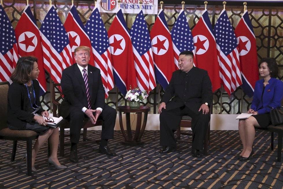 Druhý summit Kima a Trumpa v Hanoji začal podáním ruky, (27. 02. 2019).