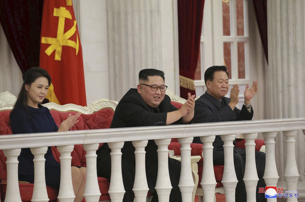 Severokorejský vůdce Kim Čong-un s manželkou.