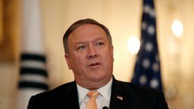 Mike Pompeo americký ministr zahraničí nabídl své jihokorejské kolegyni Kang Kjong-whaovou ekonomickou pomoc, pokud se její země zbaví jaderných zbraní. Oba politici se potkali ve Washingtonu