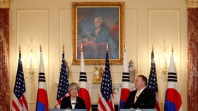 Mike Pompeo americký ministr zahraničí nabídl své jihokorejské kolegyni Kang Kjong-whaovou ekonomickou pomoc, pokud se její země zbaví jaderných zbraní. Oba politici se potkali ve Washingtonu