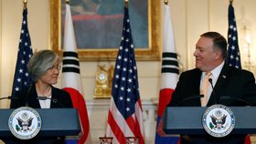 Mike Pompeo americký ministr zahraničí nabídl své jihokorejské kolegyni Kang Kjong-whaovou ekonomickou pomoc, pokud se její země zbaví jaderných zbraní. Oba politici se potkali ve Washingtonu