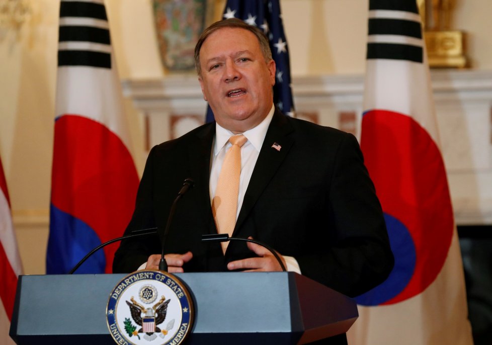 Mike Pompeo americký ministr zahraničí nabídl své jihokorejské kolegyni Kang Kjong-whaovou ekonomickou pomoc, pokud se její země zbaví jaderných zbraní. Oba politici se potkali ve Washingtonu