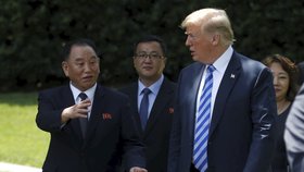 Prezident USA Donald Trump se setkal v Bílém domě se severokorejským vyslancem Kim Jong-čcholem (1.6.2018)