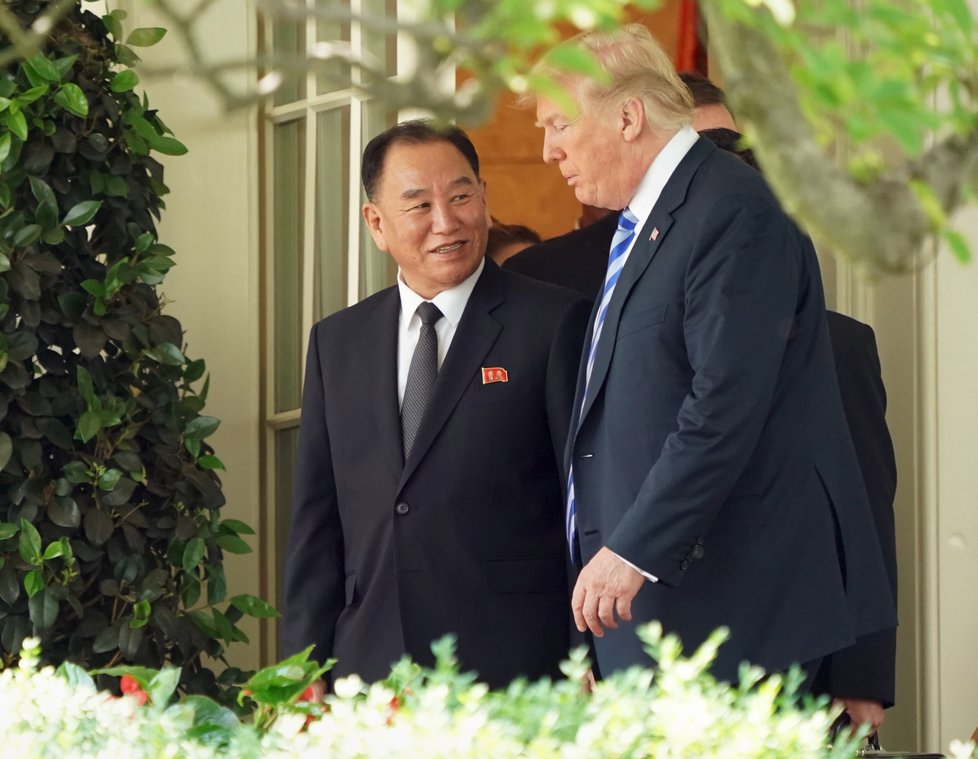 Prezident USA Donald Trump se setkal v Bílém domě se severokorejským vyslancem Kim Jong-čcholem (1. 6. 2018).