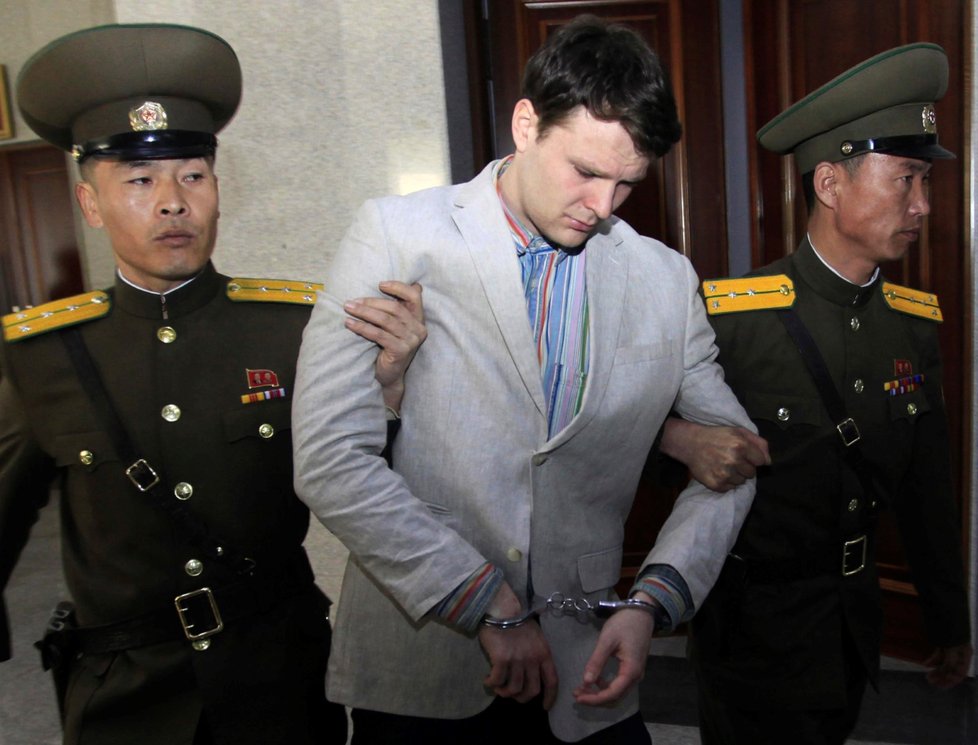 Soud ve Spojených státech dnes nařídil Severní Koreji, aby zaplatila za mučení a smrt amerického studenta jeho rodičům odškodnění ve výši 501 milionů dolarů (11,4 miliardy Kč). Informovaly o tom agentury Reuters a AP. Otto Warmbier zemřel loni krátce po propuštění ze severokorejského zajetí.