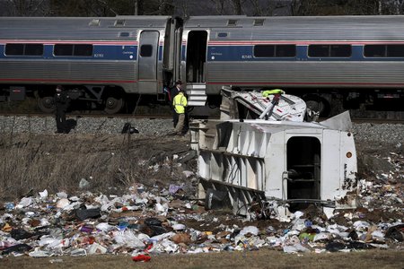 Vlak plný kongresmanů se srazil s popelářským vozem.