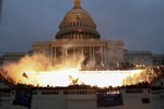 Nepokoje ve Washingtonu, při kterých do budovy Kapitolu vtrhli příznivci Donalda Trumpa (7.1.2021)