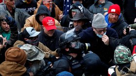 Nepokoje ve Washingtonu, při kterých do budovy Kapitolu vtrhli příznivci Donalda Trumpa (7. 1. 2021).