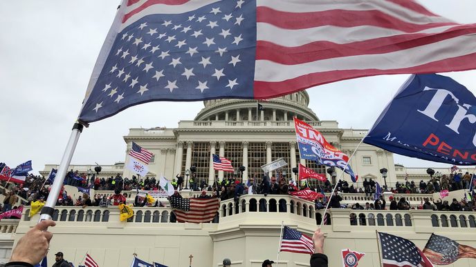 Nepokoje ve Washingtonu, při kterých do budovy Kapitolu vtrhli příznivci Donalda Trumpa.