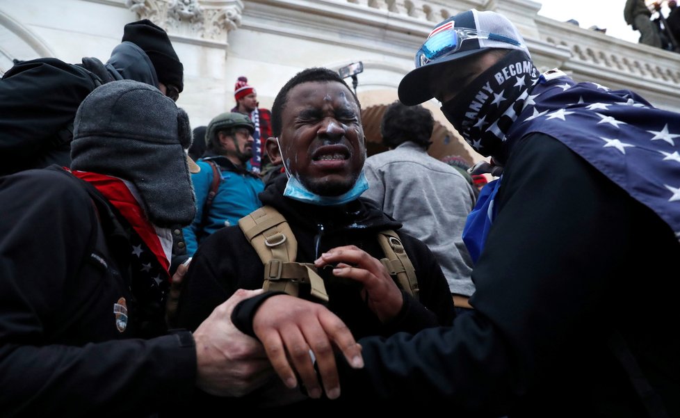 Nepokoje ve Washingtonu, při kterých do budovy Kapitolu vtrhli příznivci Donalda Trumpa. (7. 1. 2021)