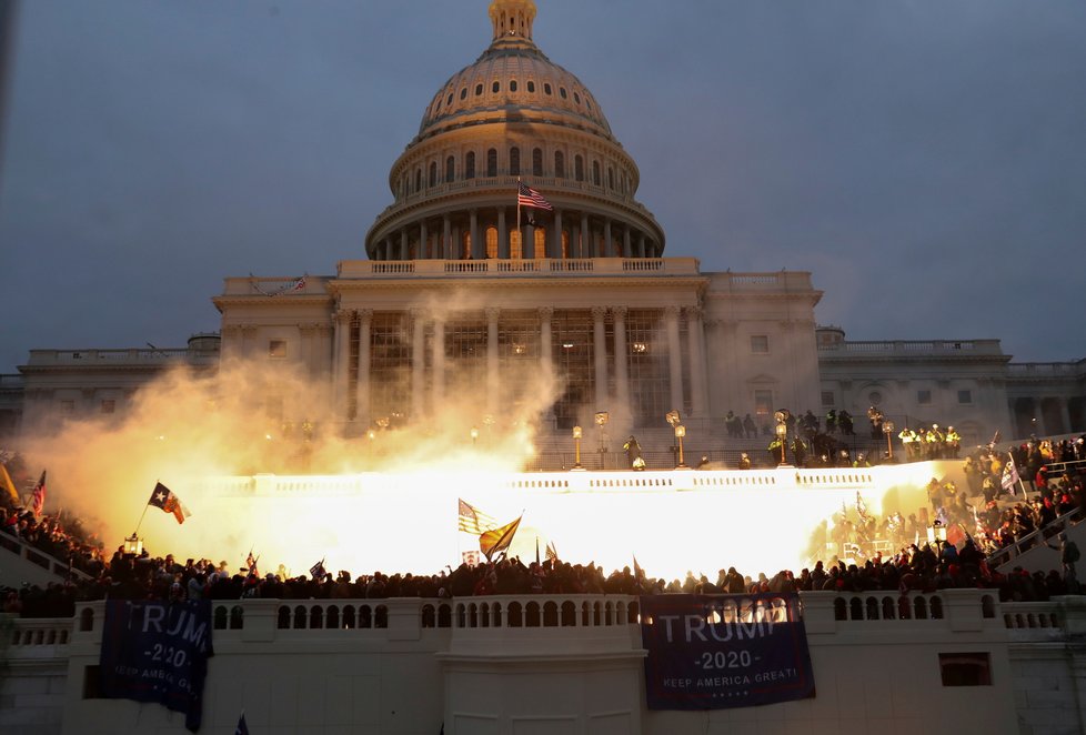 Nepokoje ve Washingtonu, při kterých do budovy Kapitolu vtrhli příznivci Donalda Trumpa. (7. 1. 2021)