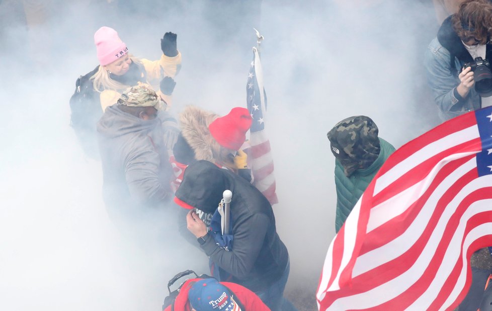 Nepokoje ve Washingtonu, při kterých do budovy Kapitolu vtrhli příznivci Donalda Trumpa. (7. 1. 2021)