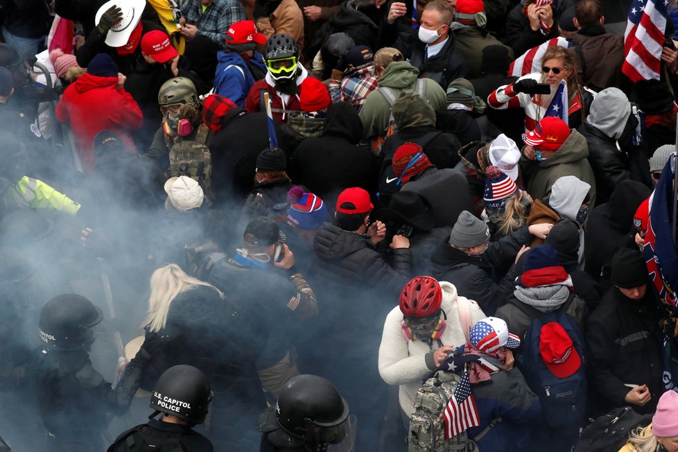 Nepokoje ve Washingtonu, při kterých do budovy Kapitolu vtrhli příznivci Donalda Trumpa (7. 1. 2021).