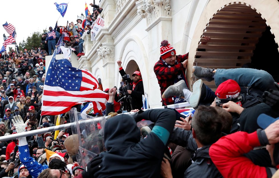 Nepokoje ve Washingtonu, při kterých do budovy Kapitolu vtrhli příznivci Donalda Trumpa (7.1.2021).