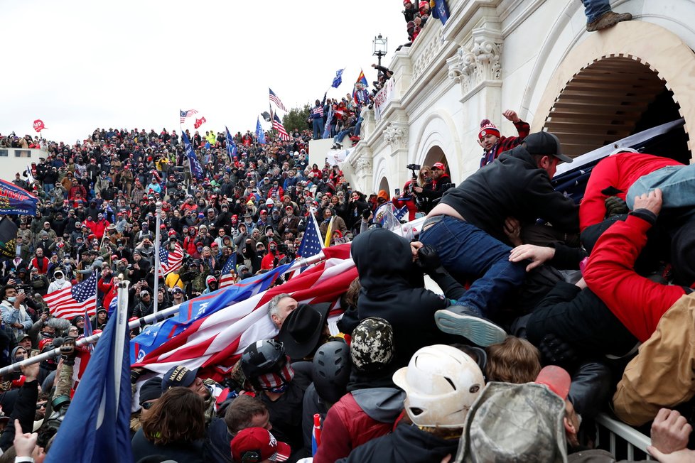 Nepokoje ve Washingtonu, při kterých do budovy Kapitolu vtrhli příznivci Donalda Trumpa (7.1.2021)