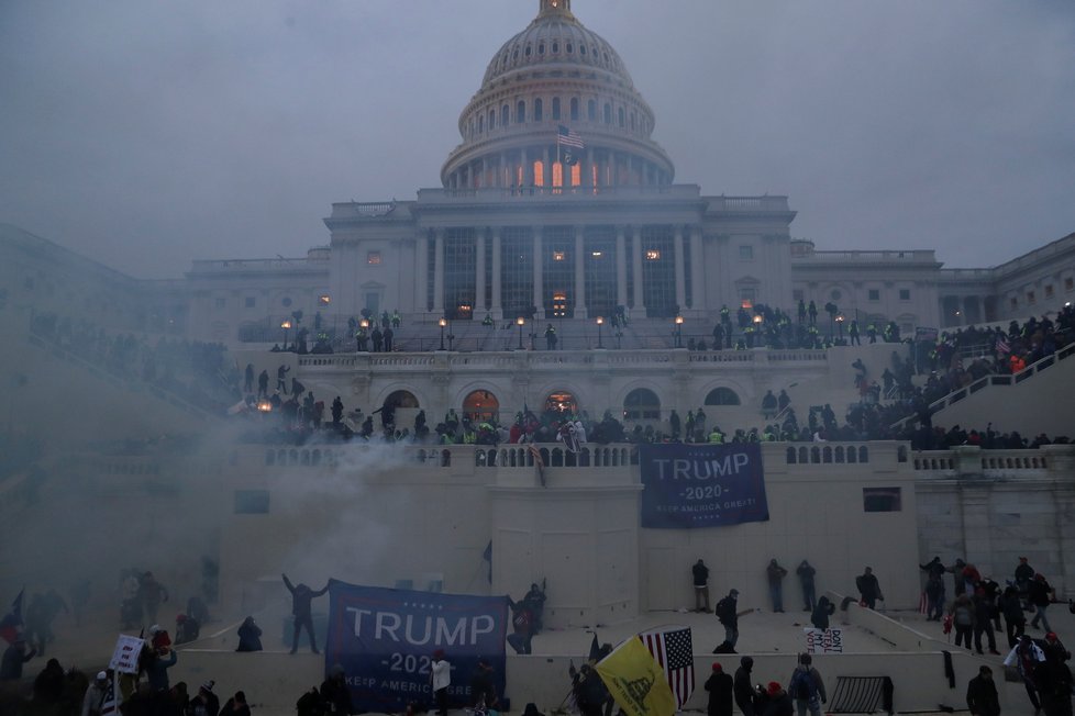Nepokoje ve Washingtonu, při kterých do budovy Kapitolu vtrhli příznivci Donalda Trumpa (7.1.2021)