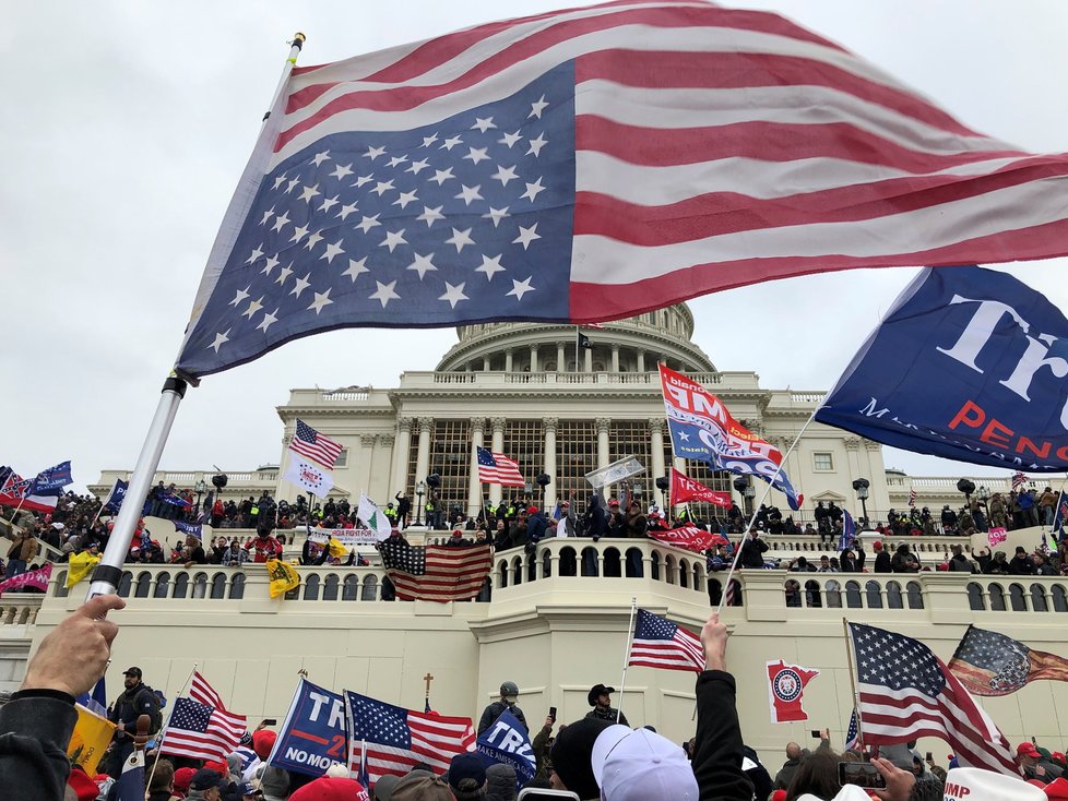 Nepokoje ve Washingtonu, při kterých do budovy Kapitolu vtrhli příznivci Donalda Trumpa (7. 1. 2021).