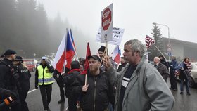 Čekání na příjezd amerického konvoje do České republiky 29. března na česko-polském hraničním přechodu v Harrachově. Americký konvoj je na cestě z cvičení v Pobaltí na základnu v bavorském Vilsecku.