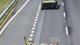 Vojenský konvoj na pražském okruhu zastavila nehoda několika kamionů