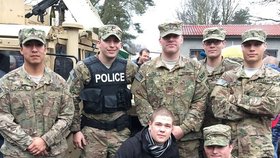 Fanoušci se fotí s americkými vojáky