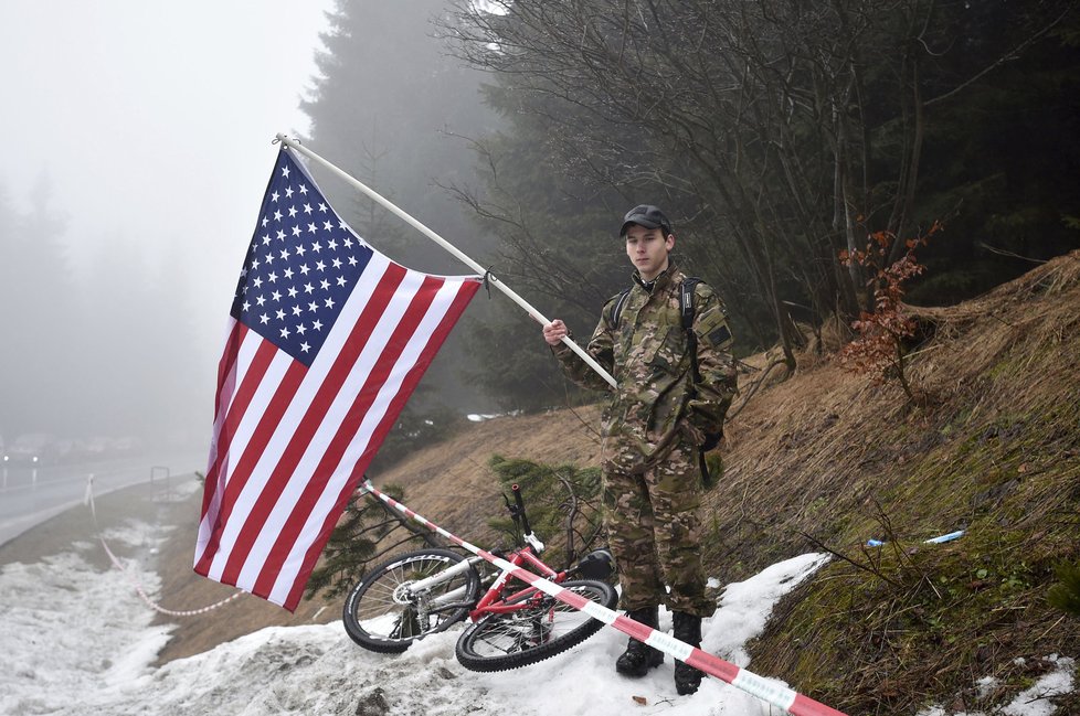 Čekání na příjezd amerického konvoje do České republiky 29. března na česko-polském hraničním přechodu v Harrachově. Americký konvoj je na cestě z cvičení v Pobaltí na základnu v bavorském Vilsecku.