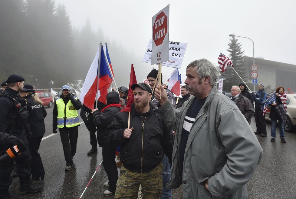 Čekání na příjezd amerického konvoje do České republiky 29. března na česko-polském hraničním přechodu v Harrachově. Americký konvoj je na cestě z cvičení v Pobaltí na základnu v bavorském Vilsecku.