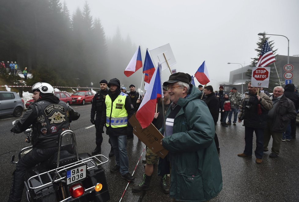 Čekání na příjezd amerického konvoje do České republiky 29. března na česko-polském hraničním přechodu v Harrachově. Americký konvoj je na cestě z cvičení v Pobaltí na základnu v bavorském Vilsecku.