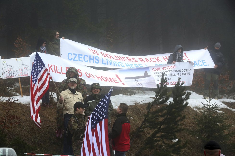 Na vojáky čekali příznivci i odpůrci