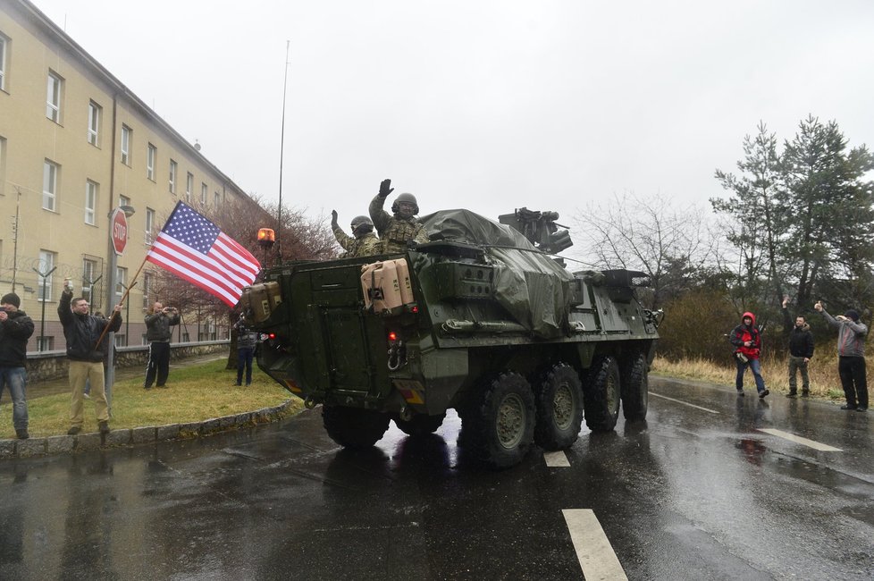 Americký konvoj vyrazil ku Praze