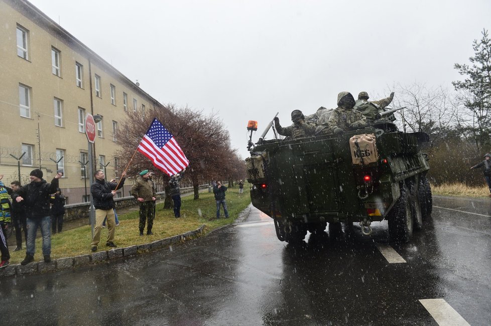 Americký konvoj vyrazil ku Praze