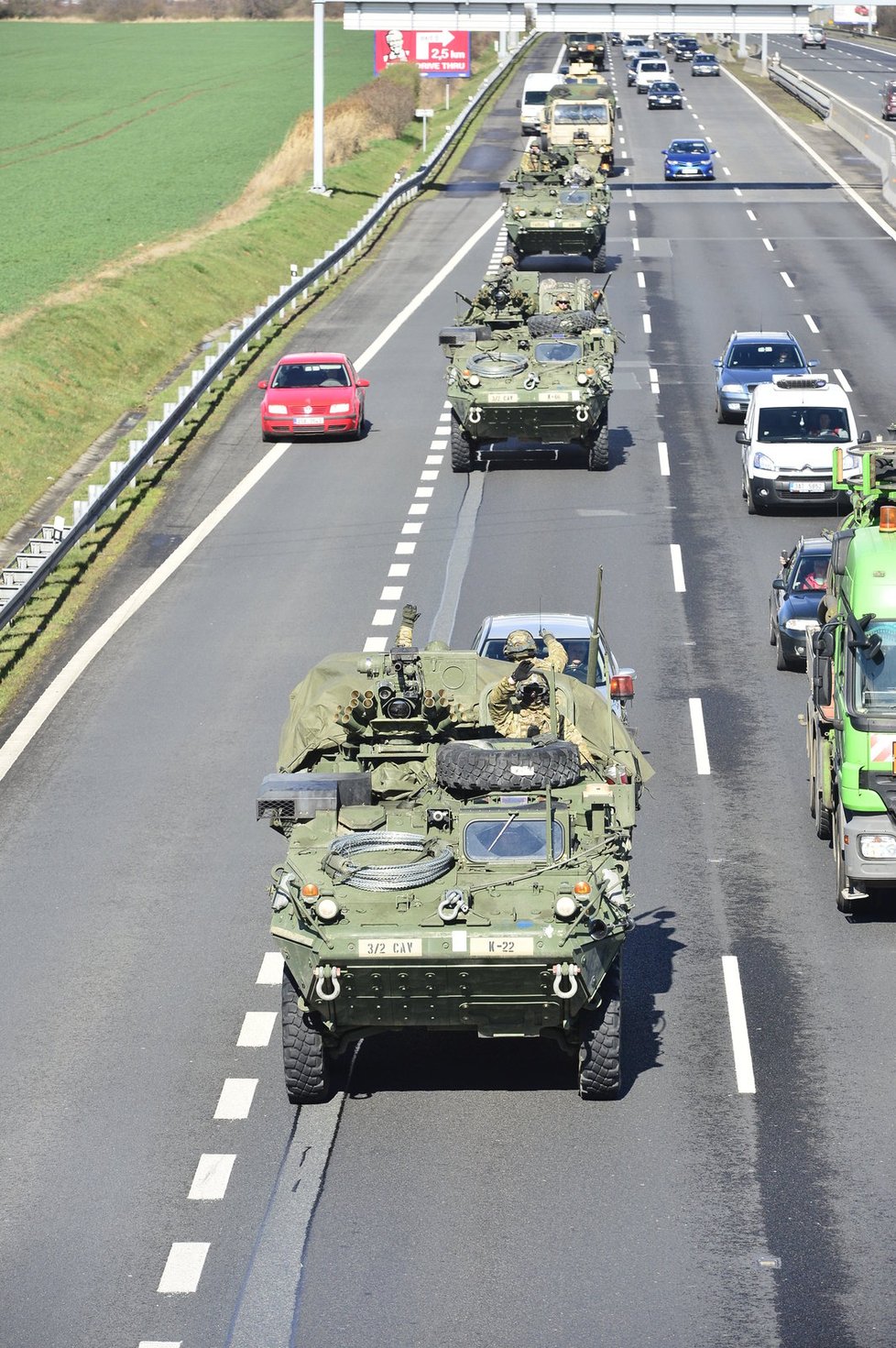 Vojenský konvoj na pražském okruhu zastavila nehoda několika kamionů