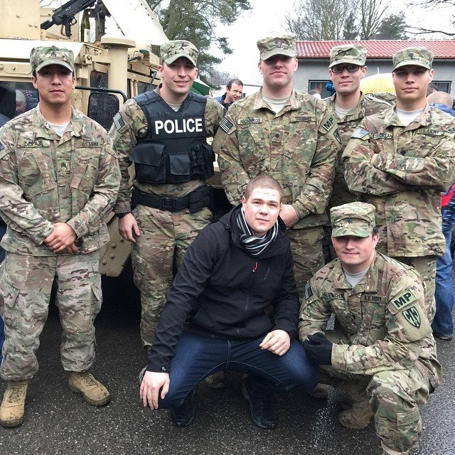 Fanoušci se fotí s americkými vojáky