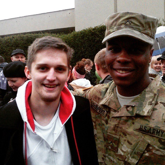 Fanoušci se fotí s americkými vojáky